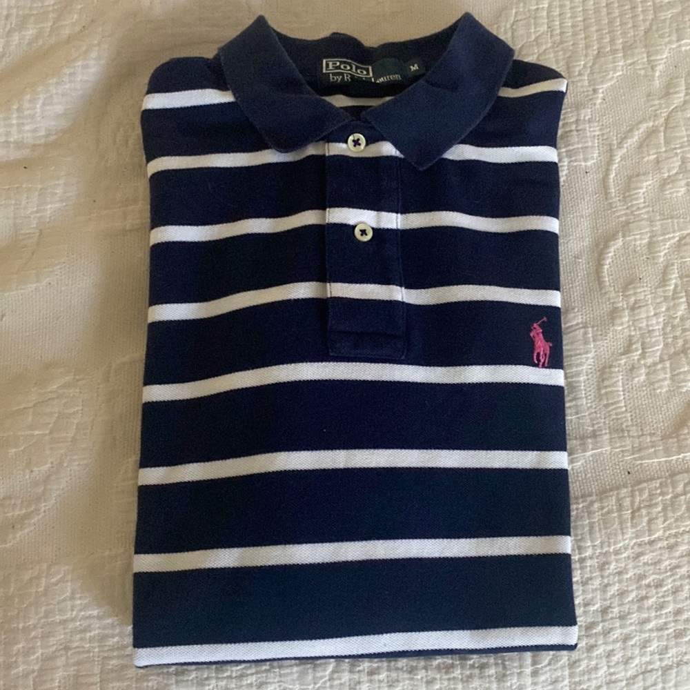Size Med men’s short sleeve knot polo. Excellent condition.